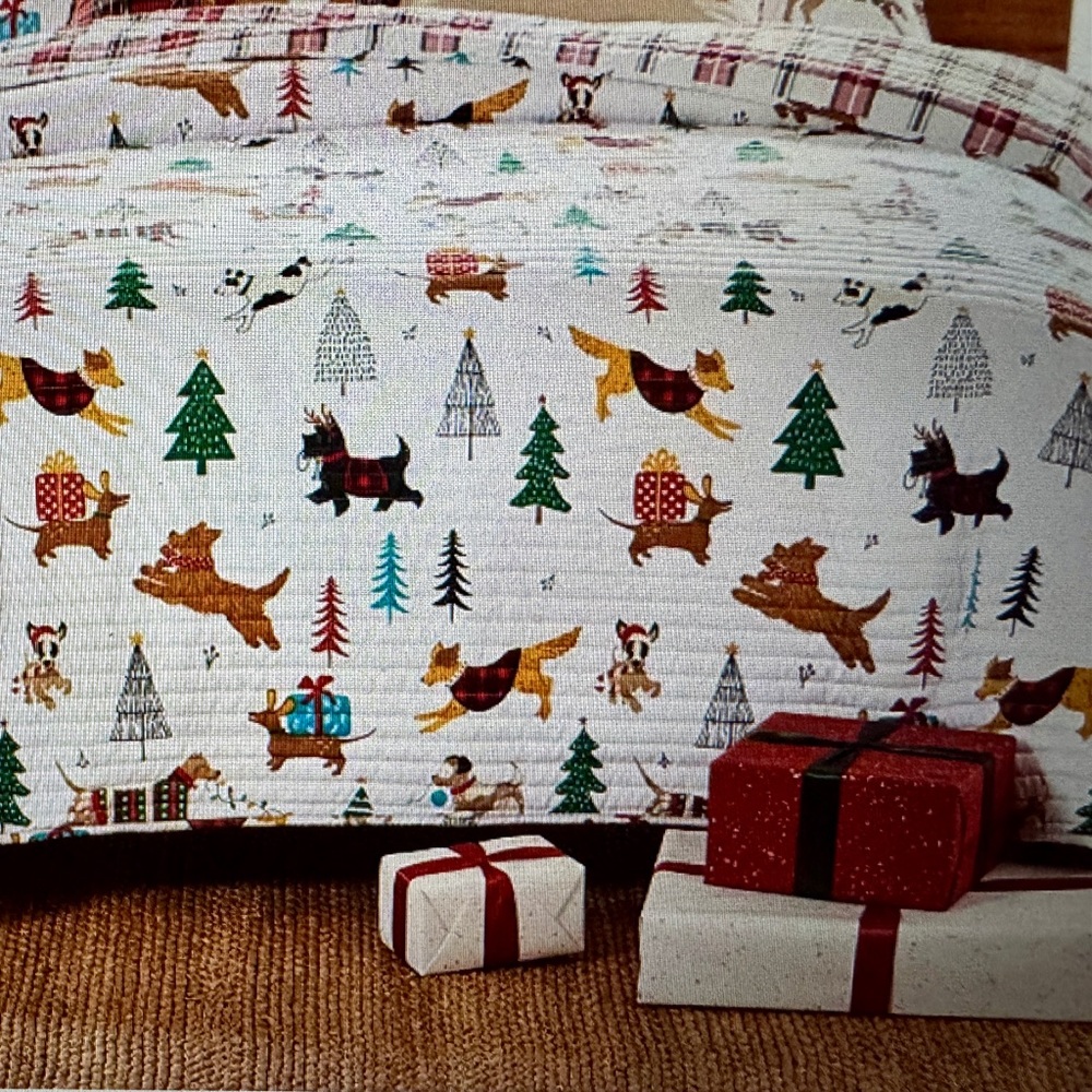 BRAND NEW!  SANTA PAWS DOG QUILT - TWIN